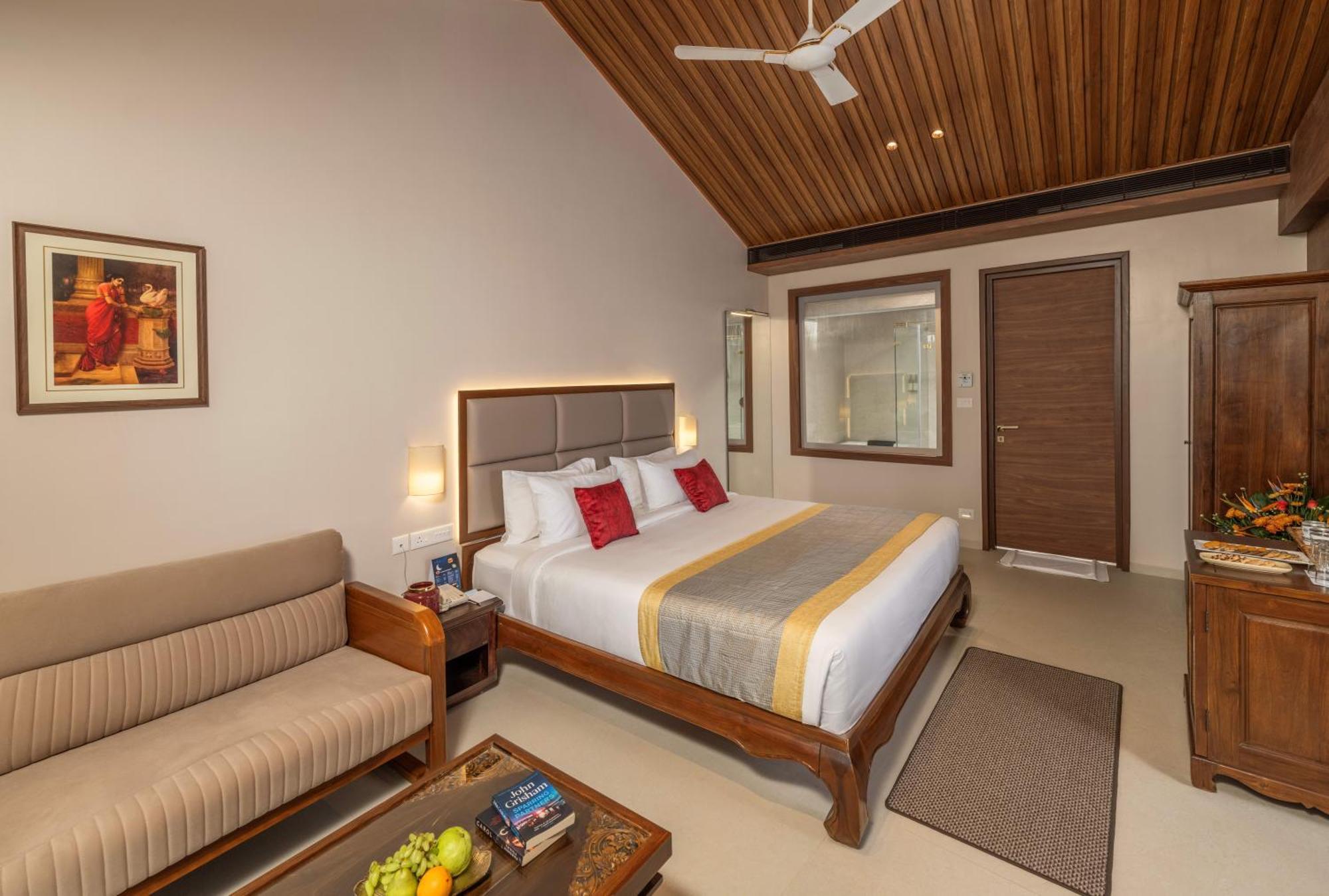 Uday Suites - The Airport Hotel Thiruvananthapuram Bagian luar foto