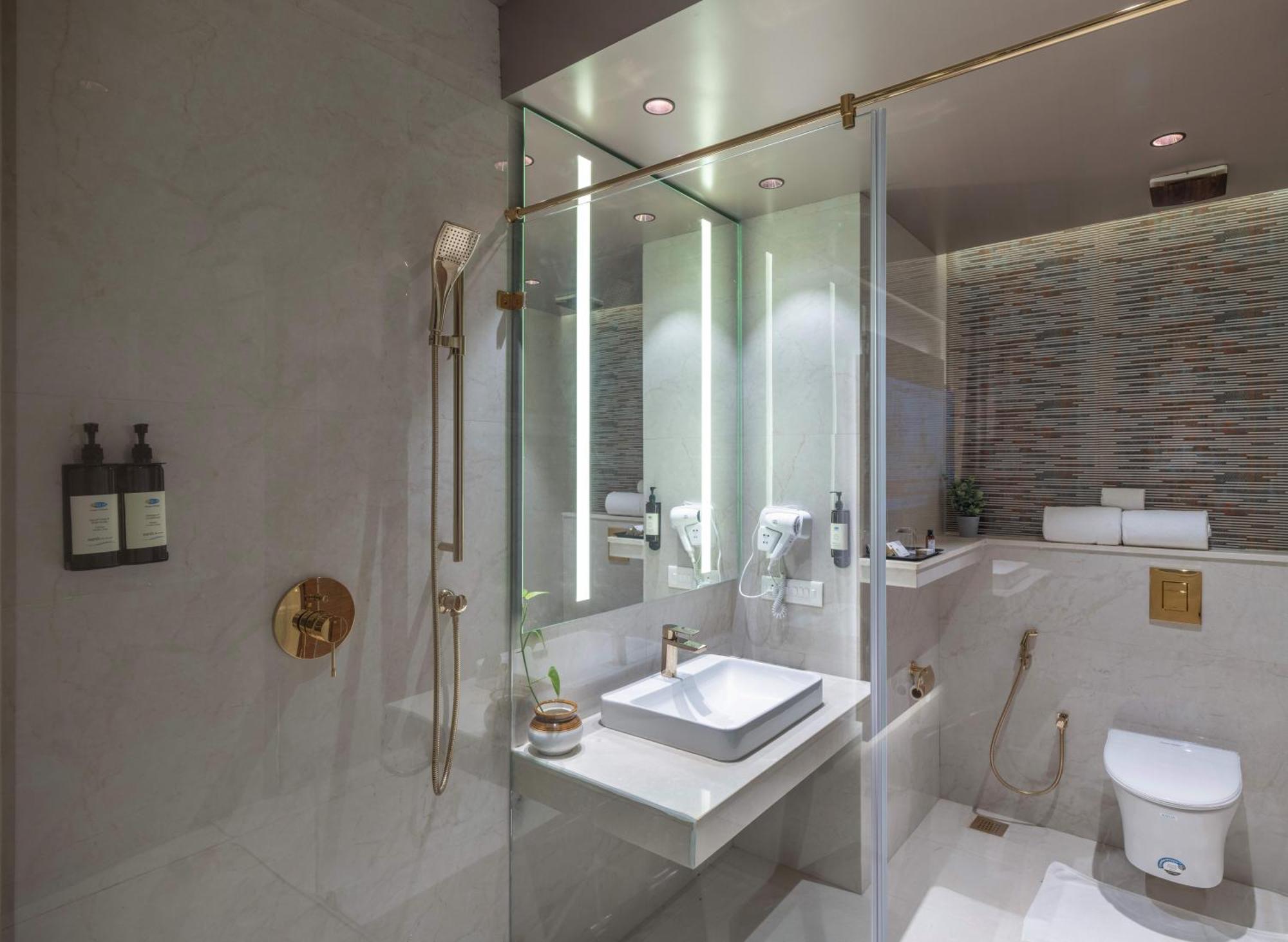 Uday Suites - The Airport Hotel Thiruvananthapuram Bagian luar foto
