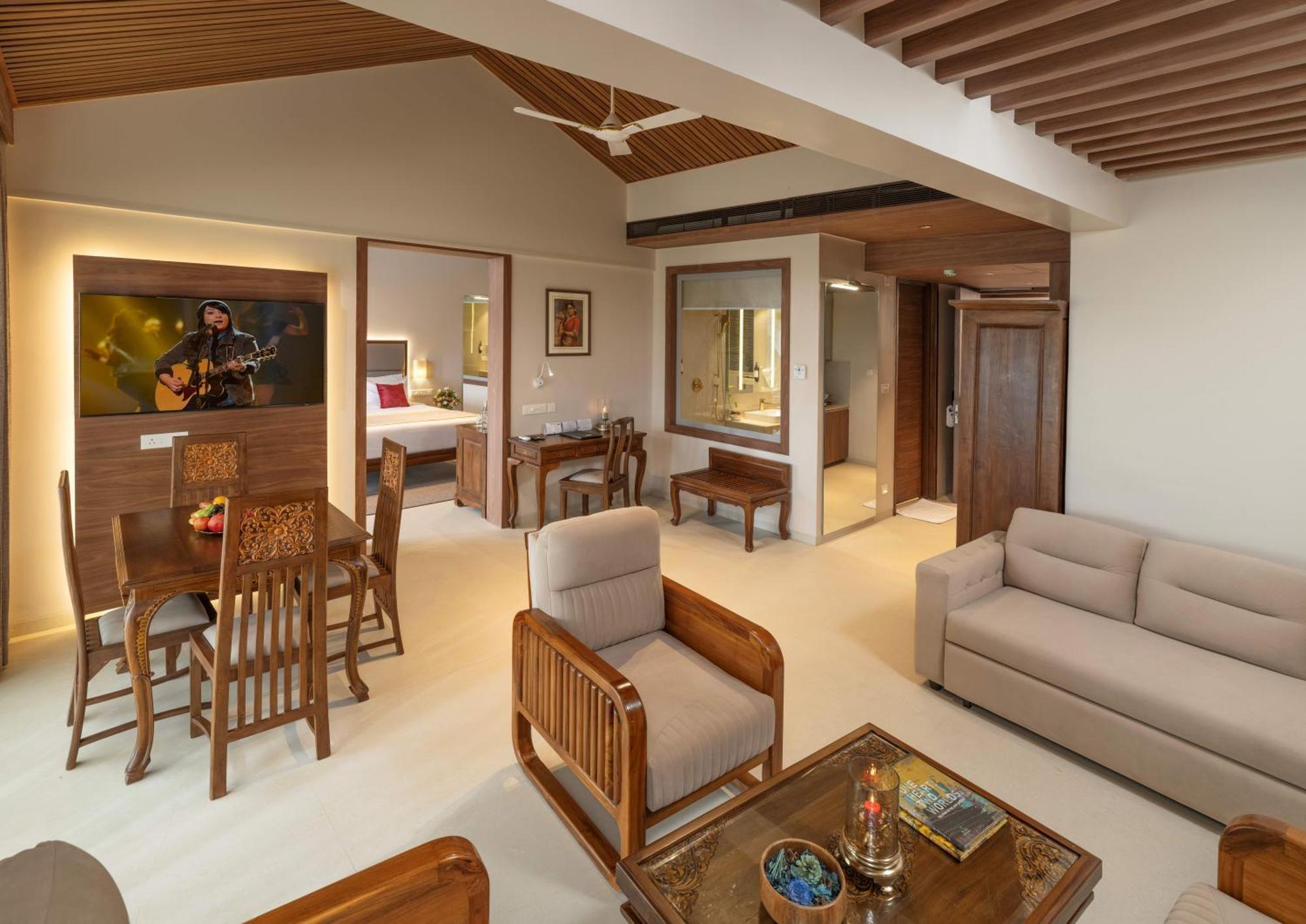 Uday Suites - The Airport Hotel Thiruvananthapuram Bagian luar foto