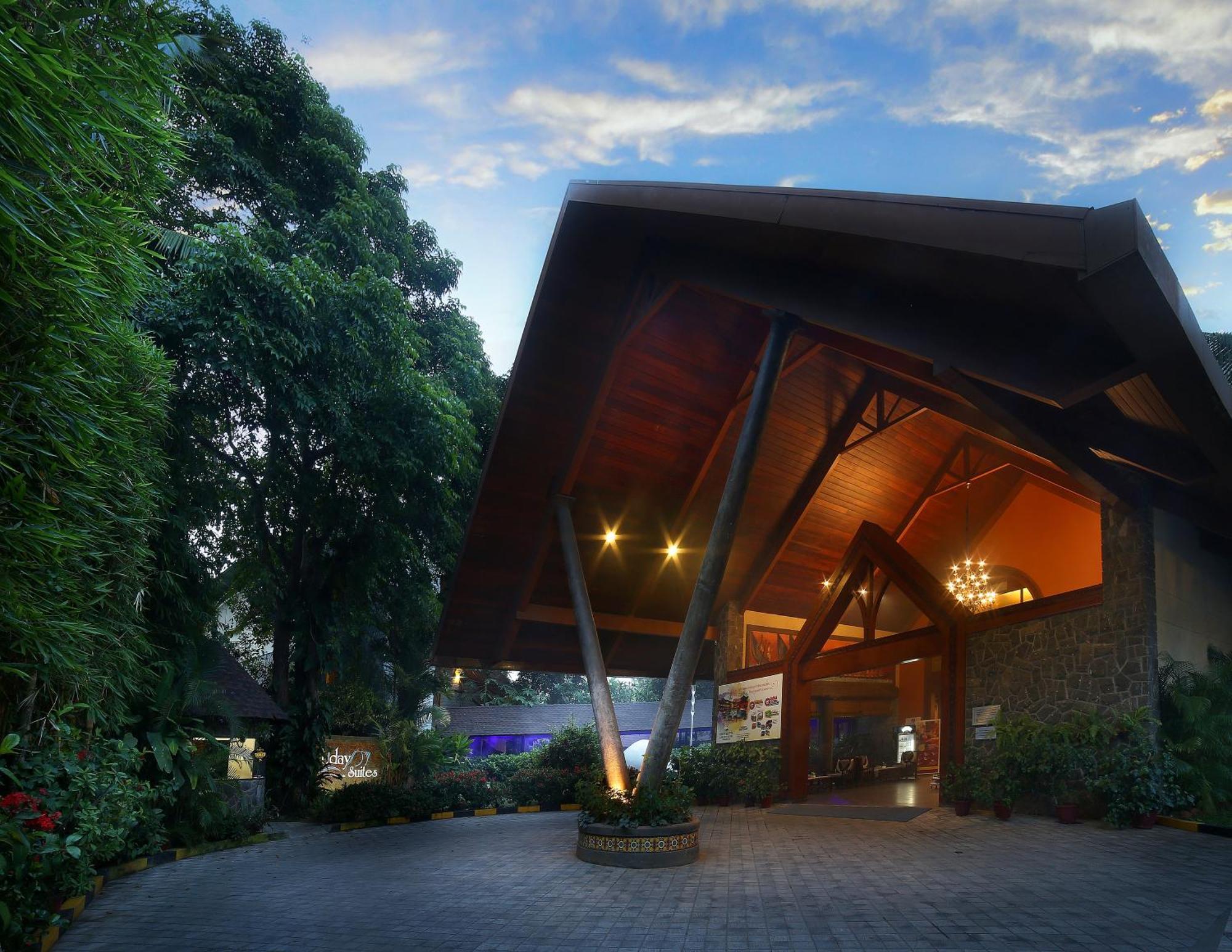 Uday Suites - The Airport Hotel Thiruvananthapuram Bagian luar foto