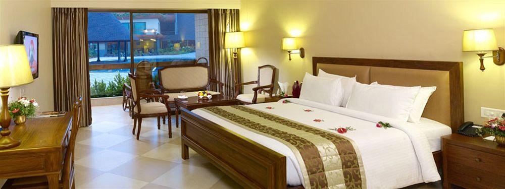 Uday Suites - The Airport Hotel Thiruvananthapuram Bagian luar foto