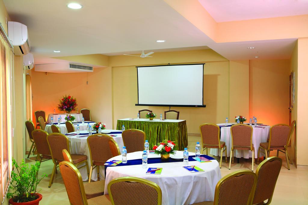 Uday Suites - The Airport Hotel Thiruvananthapuram Bagian luar foto