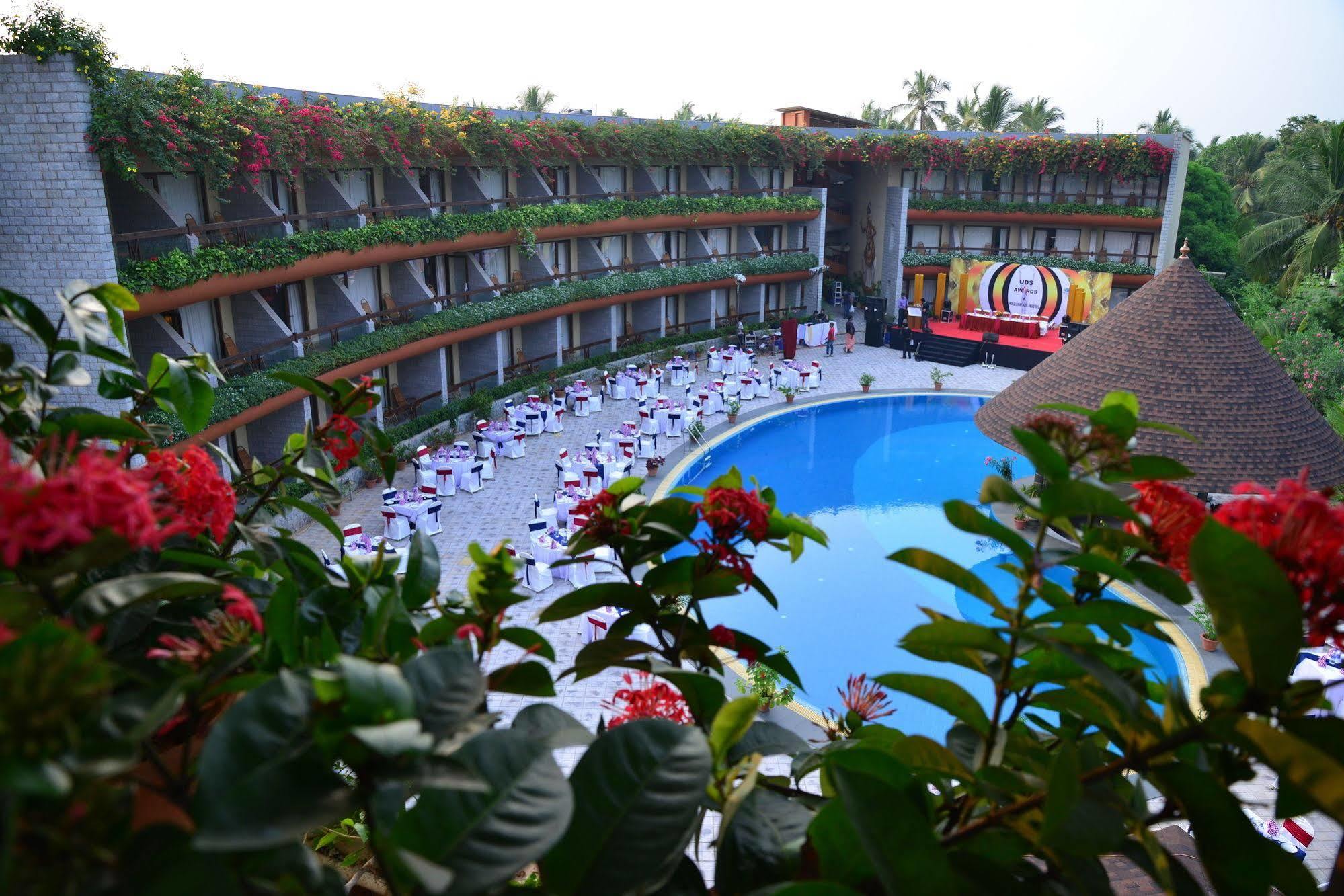 Uday Suites - The Airport Hotel Thiruvananthapuram Bagian luar foto