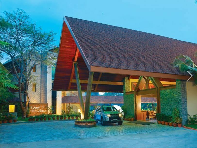 Uday Suites - The Airport Hotel Thiruvananthapuram Bagian luar foto
