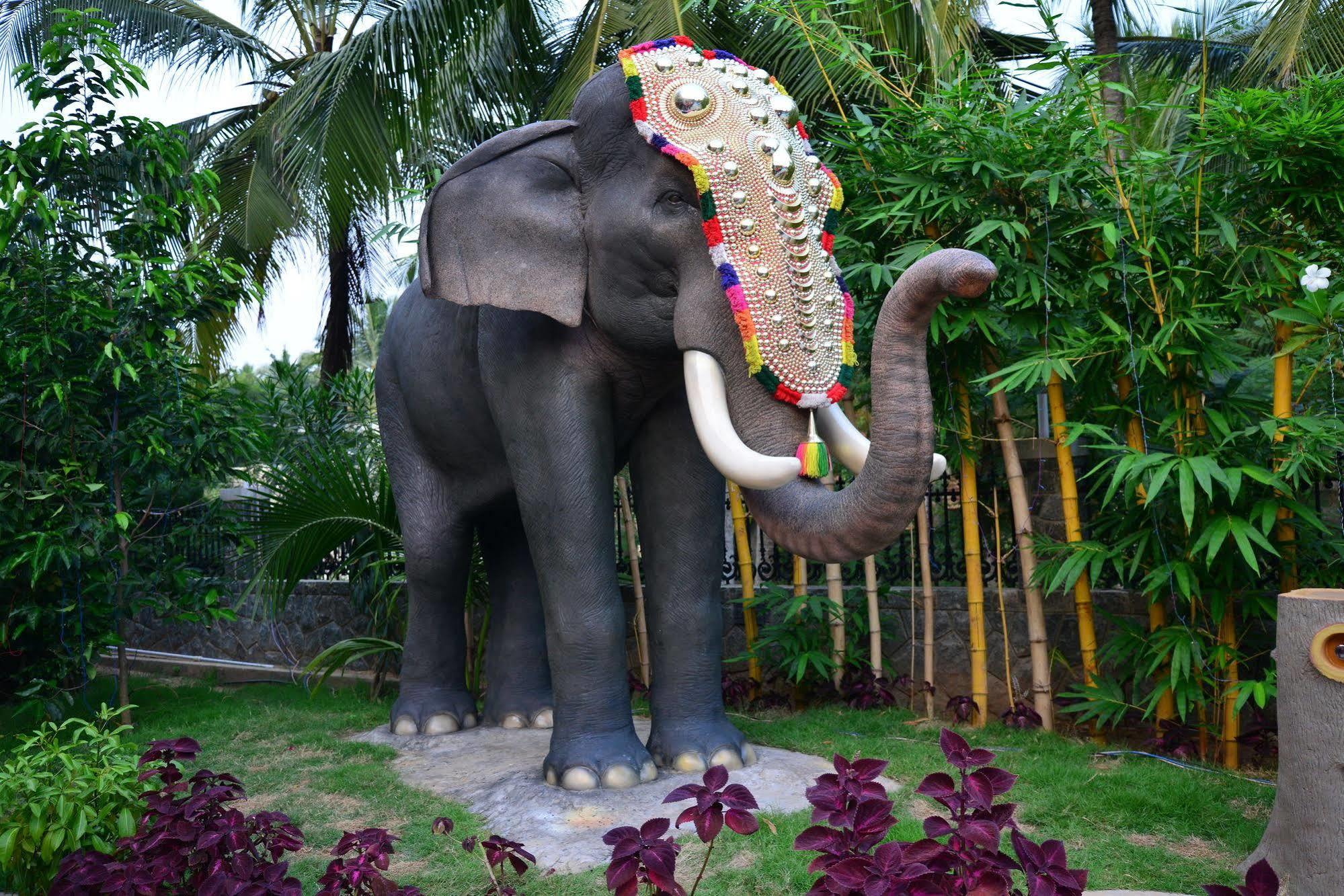 Uday Suites - The Airport Hotel Thiruvananthapuram Bagian luar foto