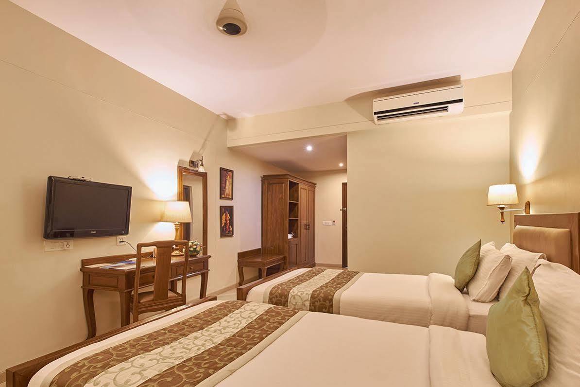 Uday Suites - The Airport Hotel Thiruvananthapuram Bagian luar foto