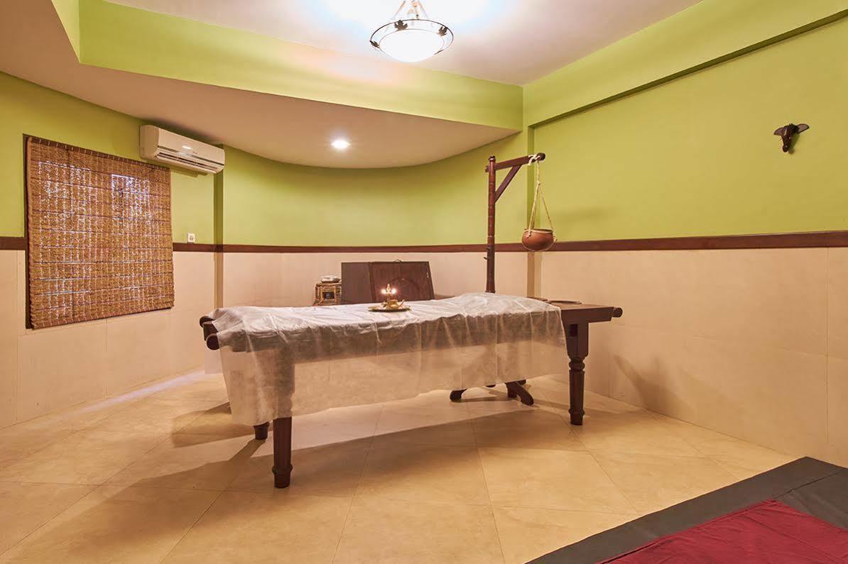 Uday Suites - The Airport Hotel Thiruvananthapuram Bagian luar foto