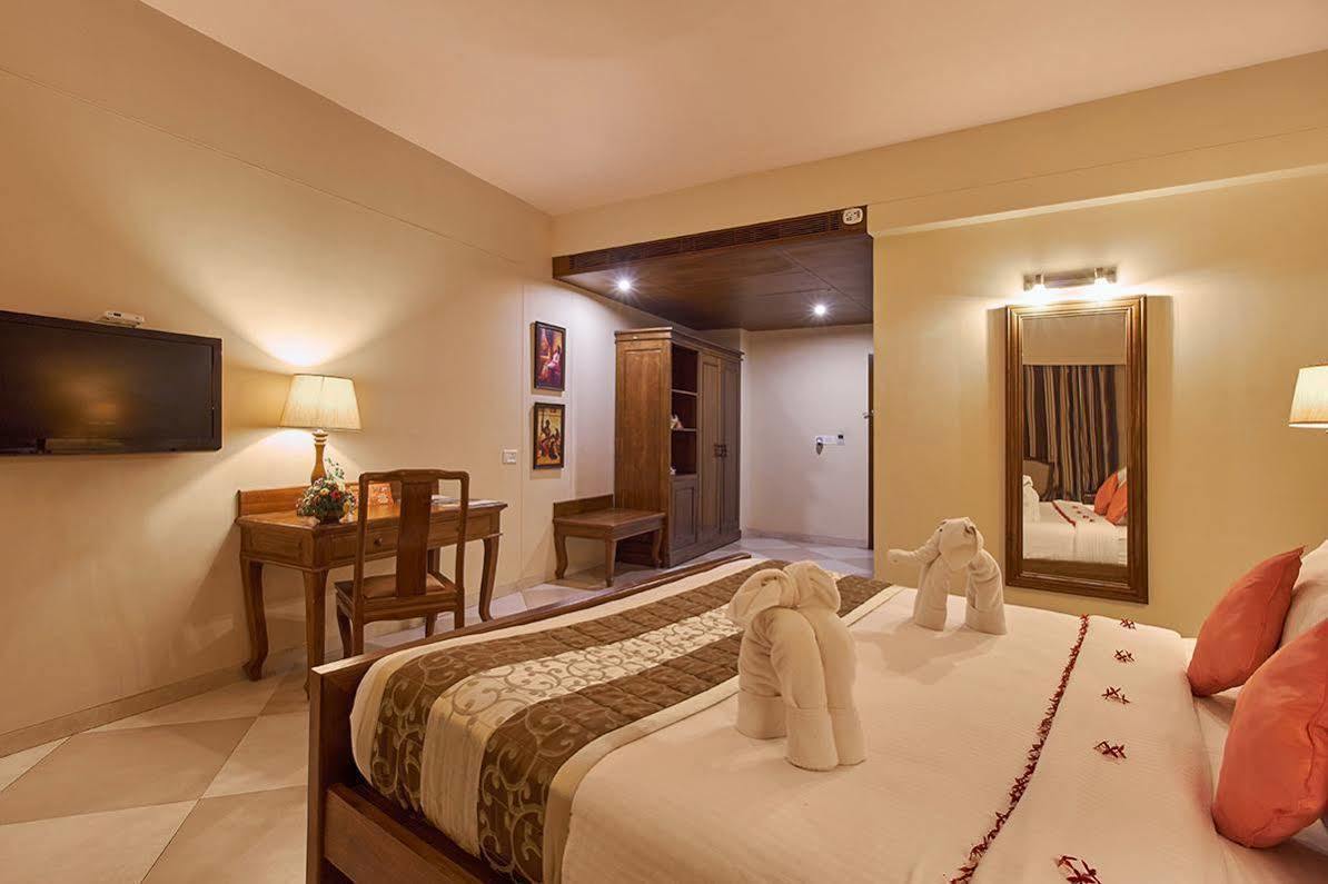 Uday Suites - The Airport Hotel Thiruvananthapuram Bagian luar foto