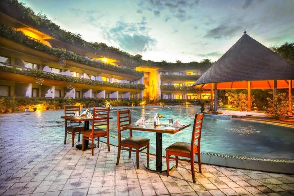 Uday Suites - The Airport Hotel Thiruvananthapuram Bagian luar foto
