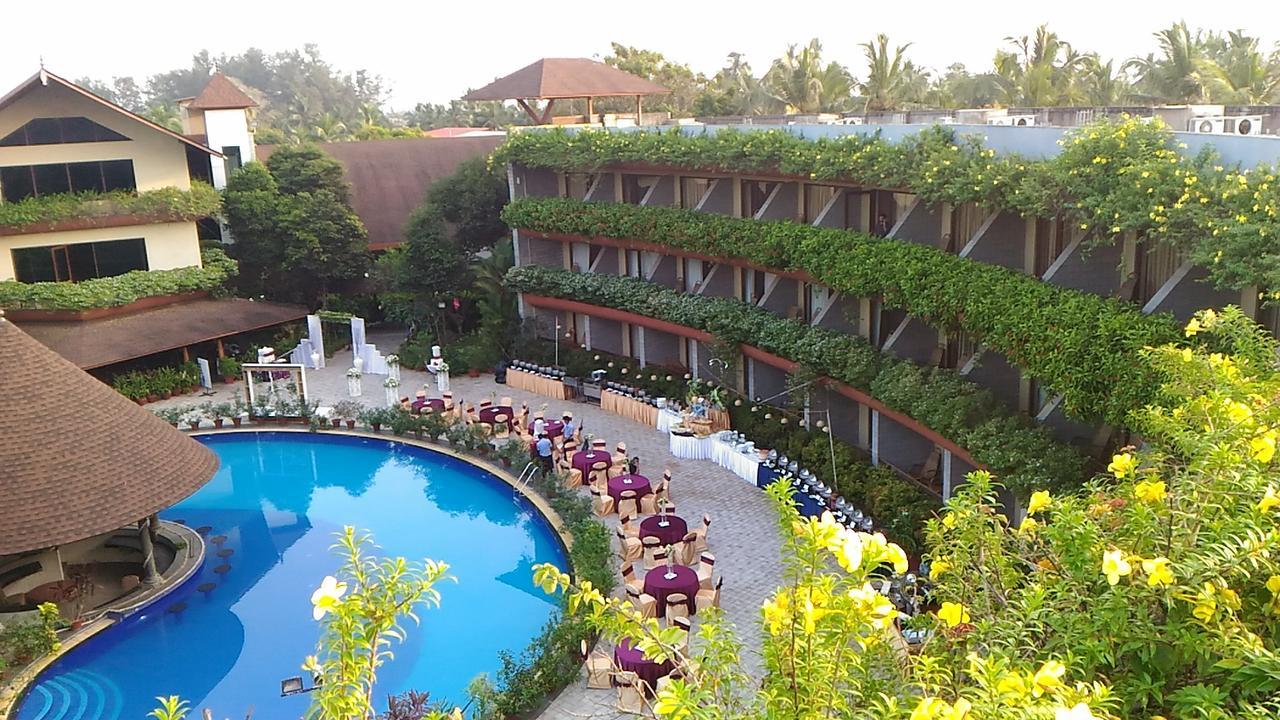 Uday Suites - The Airport Hotel Thiruvananthapuram Bagian luar foto